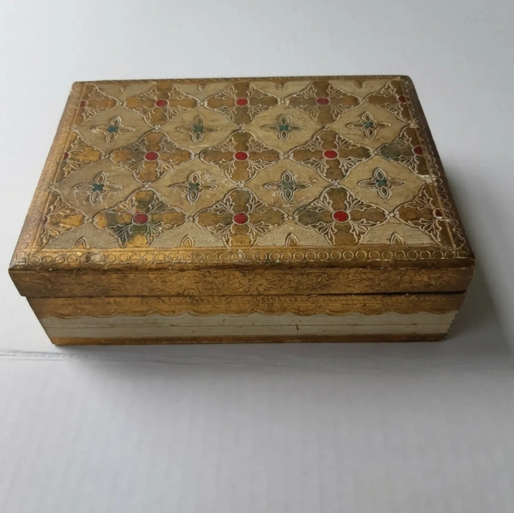 Pretty Wood Box 7 '' inches by 5 ''. depth: 2 inches